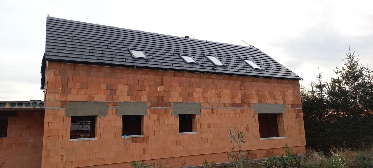 Dokončená tašková střecha s vikýři