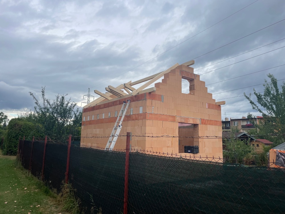 Stavba domu s krovem v realizaci
